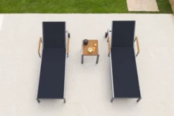 OUTFLEXX 2er-Set Sonnenliegen, Schwarz, Edelstahl/Teak, 195,5x74x35cm, Mit Beistelltisch 45x45cm -Deko Garten Verkauf 14165 3 CGI.jpg