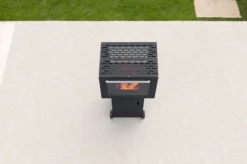 OUTFLEXX Gartenkamin, Schwarz, Stahl, 88 X 64 X 132 Cm, Gasfunktion, Auf Rädern -Deko Garten Verkauf 21618 03 CGI.jpg