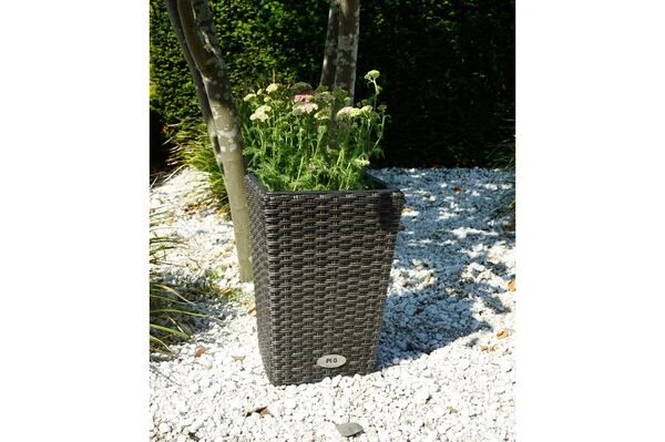 Ploß Rocking Pflanzgefäß, Grau/braun-meliert, Polyrattan, Konisch, 28x28x40 Cm, Kunststoffeinsatz 2 Ploß Rocking Pflanzgefäß, Grau/braun-meliert, Polyrattan, Konisch, 28x28x40 Cm, Kunststoffeinsatz – Bild 2