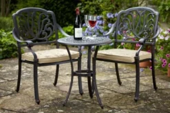 HARTMAN Amalfi Bistro-Set, Bronze, Alu-Guss, Ø62cm, 2 Sessel Inkl. Wendekissen -Deko Garten Verkauf 3 18972.jpg