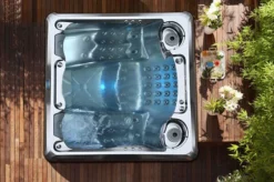 Outtech Steel Art Cetus Whirlpool, Grau/schwarz, 228x214x93 Cm / 1000L, 4 Pers., LED Corner Light, LCD Balboa Anzeige, WIFI READY -Deko Garten Verkauf 3 21290.jpg